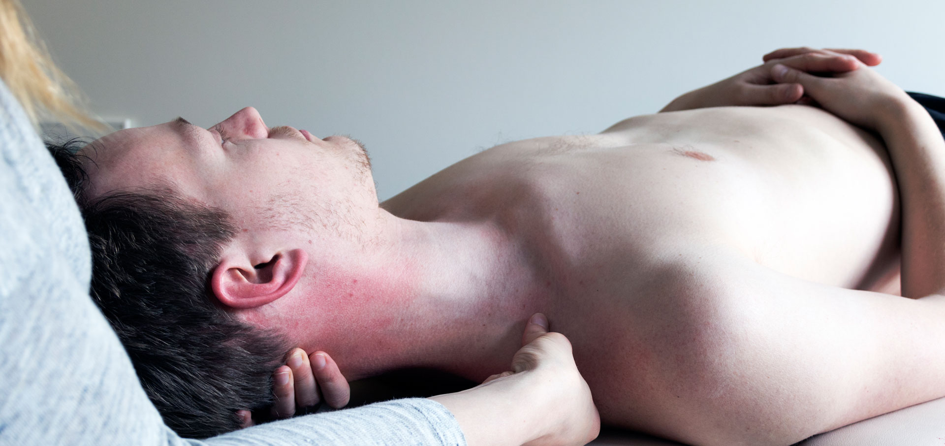 Foto slider behandeling man aan de rug